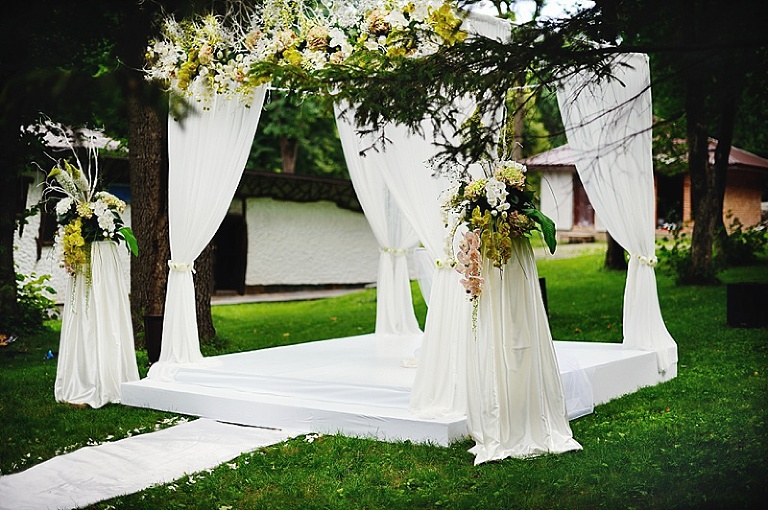 emerald + green ceremony display